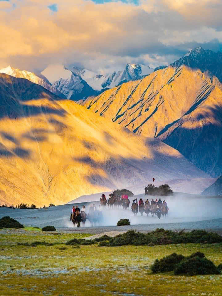 CHÙM TOUR TRUNG Á-TÂN CƯƠNG-MÔNG CỔ 2026 HÀNH TRÌNH ĐỘC BẢN SUMMIT TRAVEL CHINH PHỤC NHỮNG TỌA ĐỘ HOANG SƠ NHẤT LỤC ĐỊA Á ÂU TỪ THẢO NGUYÊN XANH ĐẾN SA MẠC CÁT HÁT KH TỪ HÀ NỘI TP.HCM